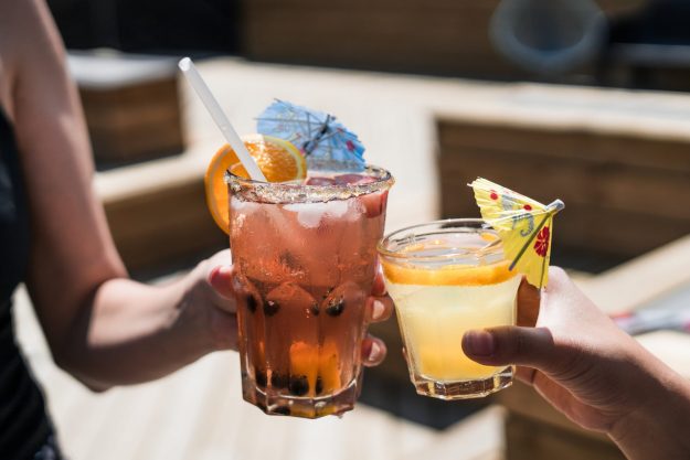 Tante-bottiglie-di-alcol-in-un-cin2 Adolescenza E Dipendenza
