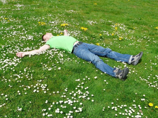 persona-sdraiata-su-prato Respirazione