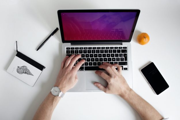 Pc-su-scrivania-con-frutta Smart Working