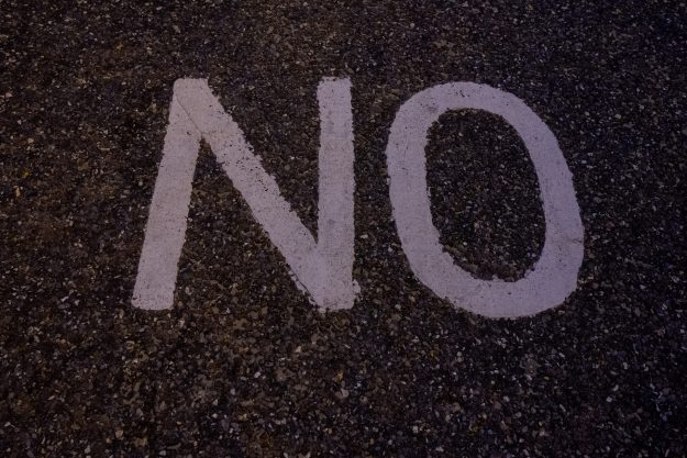 scritta-no Dire di no ai figli