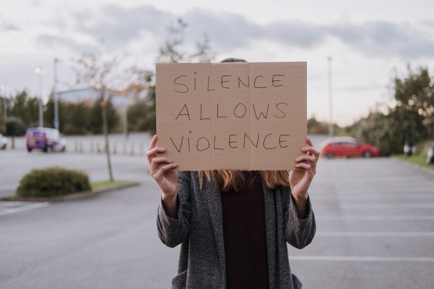 cartello-in-mano Stop alle violenze