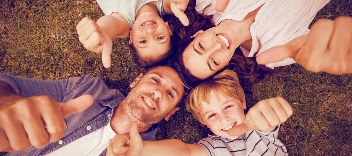 famiglia-sdraiata-sul-prato